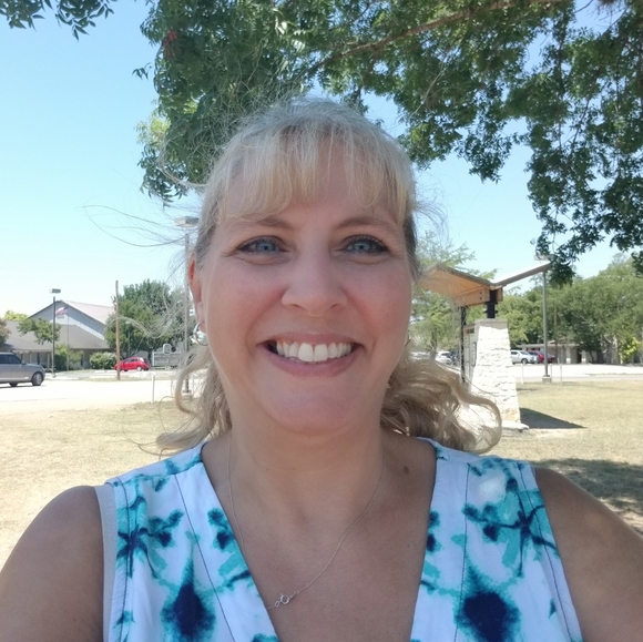 Meet your Posher, Karen - Picture 1 of 2